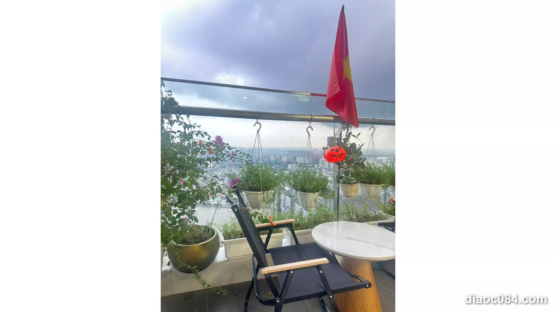 Bán &#038; Cho Thuê Penthouse Vinhomes Central Park 300m2 View Sông Siêu Đẹp