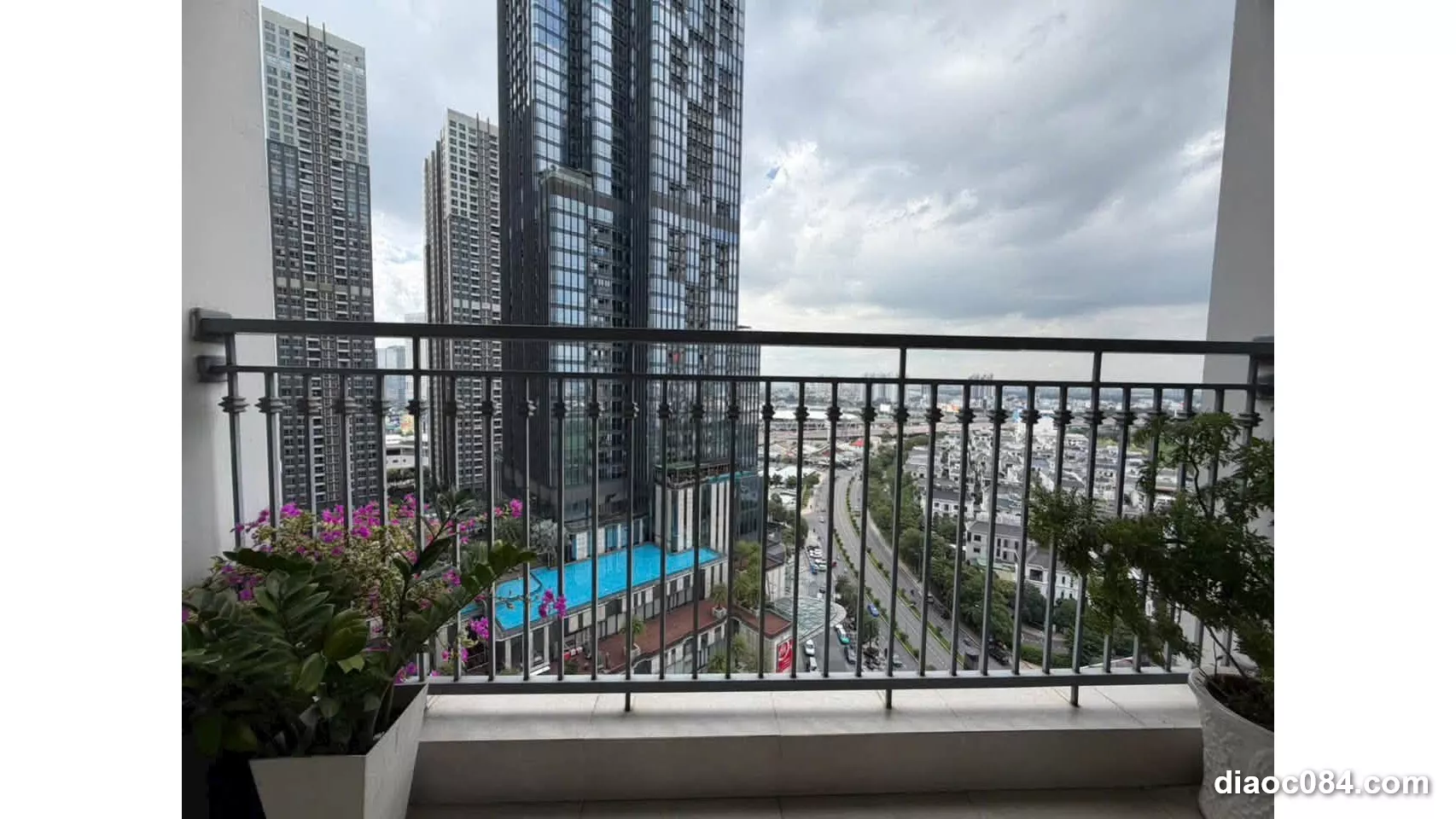 Cho Thuê Căn Hộ Vinhomes Central Park 98m View Landmark 81 &#8211; Thuận Tiện L1